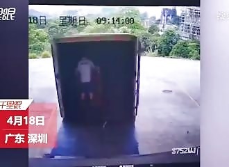 Oublier de mettre le frein à main sur un camion de livraison