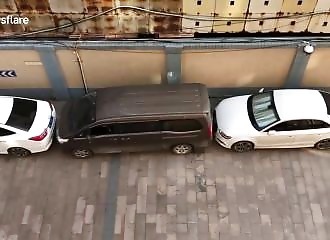 Coincé entre deux voitures en stationnement, ce conducteur réussit à s’extraire sans causer le moindre dégât