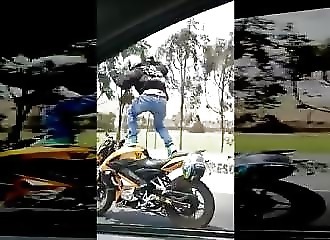 Il fait le con debout sur sa moto et le paye très cher !