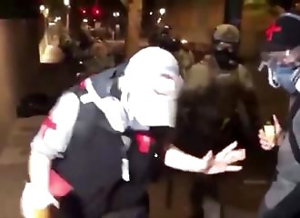 Des secouristes volontaires se font violenter par les forces de l’ordre (Oregon)