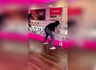 3 malfrats saccagent un magasin pour voler des téléphones portables 