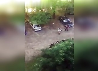 Un agent d’entretien poursuit un riverain avec sa débroussailleuse…