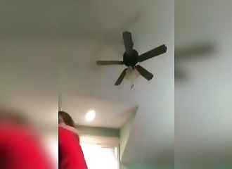 En voulant se prendre pour un gangsta, ce gros débile aurait pu tuer quelqu’un avec son revolver