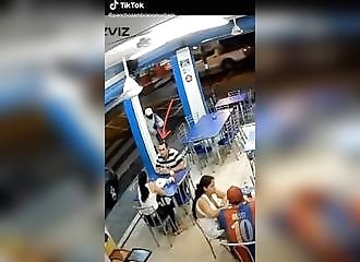  Faced with a thief, the behavior of this man is exemplary! 