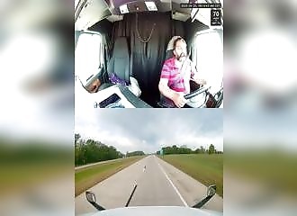Sa roue arrière ? Il l’a fini brutalement contre un camion !