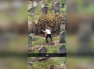 En soutient-gorge, elle fait une danse bizarre dans un cimetière 