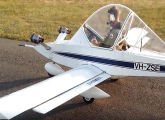 Un homme prend place à bord d’un avion ultra-léger sans la moindre crainte