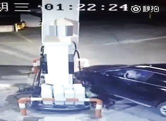 Une pompiste manque de se faire tuer par un automobiliste très maladroit