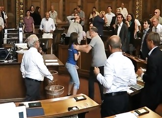 Un député un peu trop enthousiasme, perturbe un cours de fitness donné à l’Assemblée de la ville de Bâle