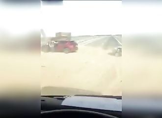 Un camion perd sa cargaison de céréale et provoque un gros accident