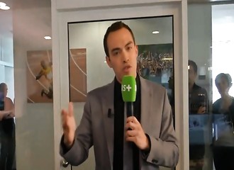 Un journaliste se prend une porte vitrée en pleine gueule et en direct !