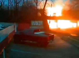 Un camion à ordure explose après avoir passé un viaduc trop bas