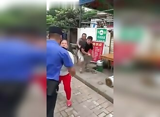 Street vendor seriously injures a policeman who comes to confiscate his merchandise