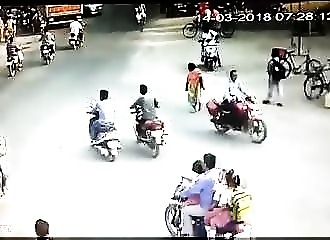 Cycliste tragiquement tué par un camion (Inde)