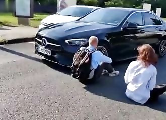 Automobiliste écrase une manifestant qui bloque la route