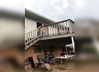 Régis veut faire un plongeon dans la piscine (FAIL)