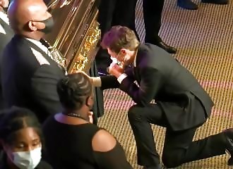 Le maire de Minneapolis en larmes devant le cercueil de George Floyd