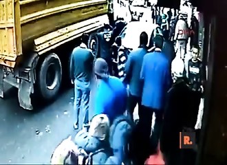 Une grand-mère et ses deux petits-fils se font écraser par un camion