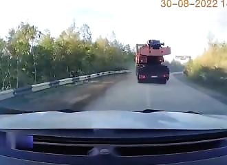 Il a des compétences impressionnantes au volant pour échapper à ça !
