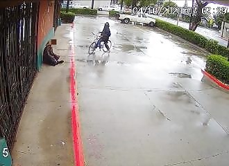 Juste pour se faire plaisir, un connard fait brûler vif un SDF (Californie)