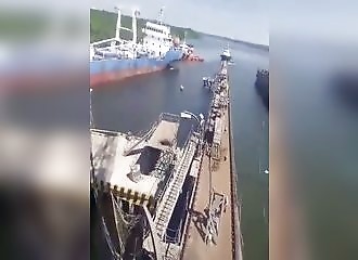 Un bateau de pêche chinois détruit un quai (Équateur)
