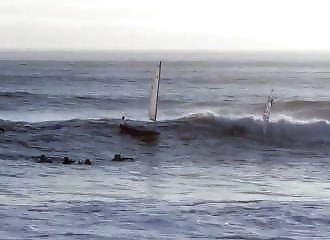 Après le chavirement de leurs dériveurs, des enfants sont secours par des surfeurs (Californie)