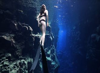 L'apnéiste néerlandaise Kiki Bosch vous invite à découvrir la beauté du lac Þingvallavatn (Islande)