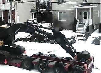 Quand un porte-engin est aidé par l’excavatrice qu’il transporte