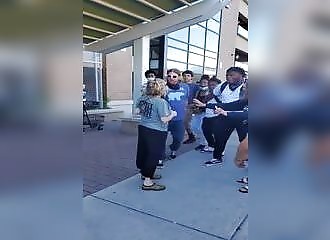 Une femme crache sur un manifestant Black Lives Matter (Wisconsin)	