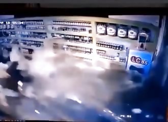 Un SUV s’invite brutalement dans une pharmacie