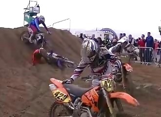 Un pilote de motocross victime d’un terrible accident