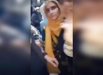 Révolutionnaires syriens libèrent une prison de femmes après la fuite d'Assad