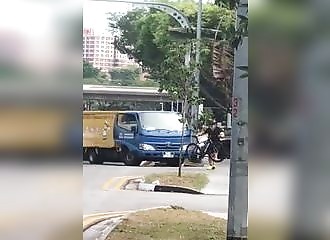 Singapour : un cycliste règle ses comptes avec le conducteur d’une camionnette