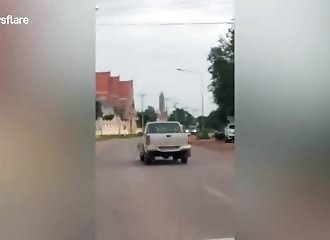 Un automobiliste ivre entre en collision avec une voiture qui arrive dans le sens opposé (Thaïlande)