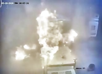Un automobiliste provoque un gros incendie dans une station-service (Vietnam)
