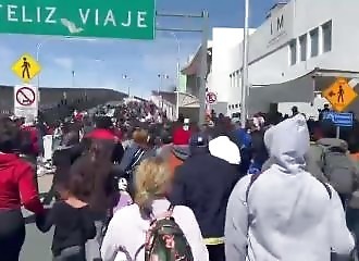 Horde of migrants storms El Paso border checkpoint