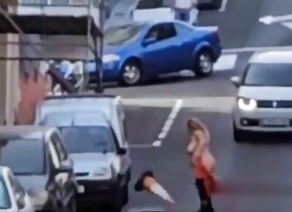 Cul et seins nus, elle vandalise une voiture dans la rue