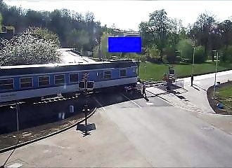 Alors que le train arrive, un motard percute une barrière de sécurité et tombe sur la voie ferrée