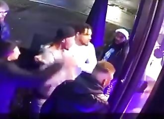 2 hommes se font poignarder devant un restaurant (Public averti)