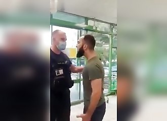 Il ne veut pas mettre de masque, l'agent de sécurité lui apprend les bonnes manières façon MMA