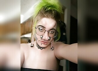 Elle dépense 10 000$ pour 28 piercings et des cornes sur son front